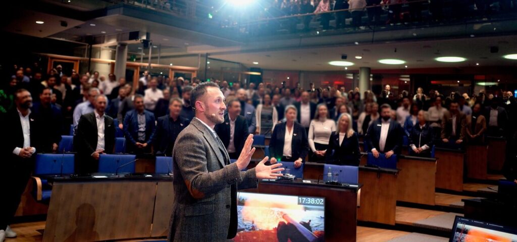 Florian Wildgruber als Speaker bei einem Vortrag auf der Bühne