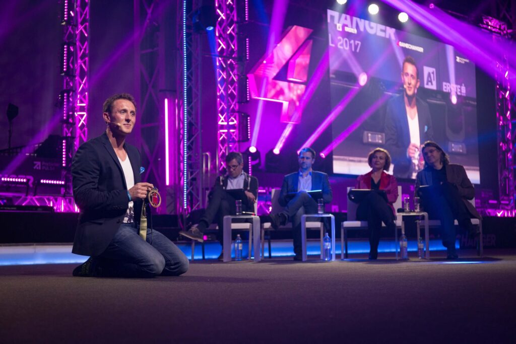 Florian Wildgruber als Speaker bei einem Vortrag auf der Bühne